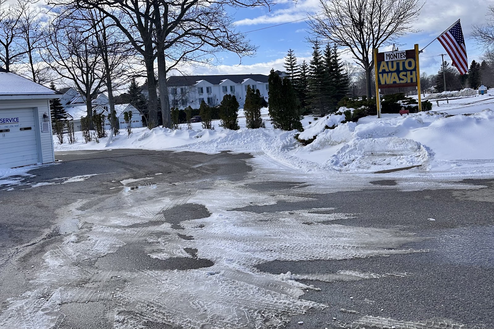 Monte's Soft Cloth Auto Wash in Charlevoix